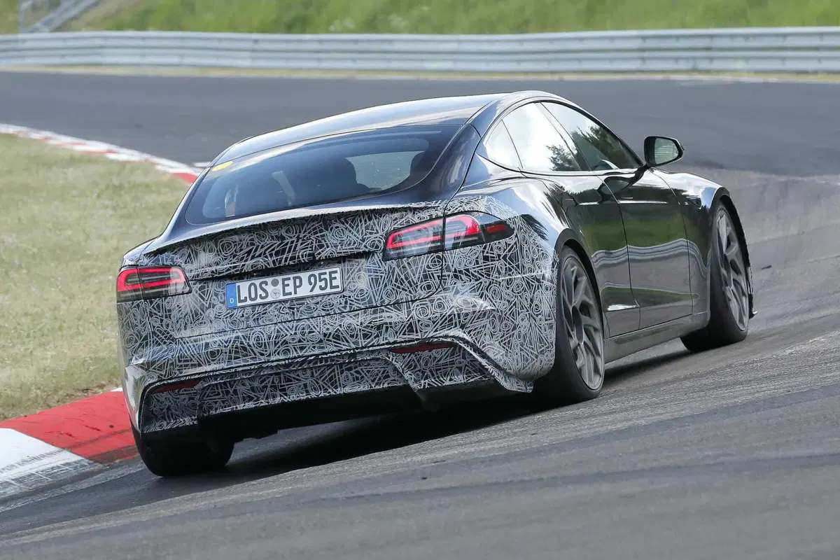 Tesla Model S Plaid: in arrivo un facelift, tra potenza promessa e ritocchi di stile [Foto Spia] (9)