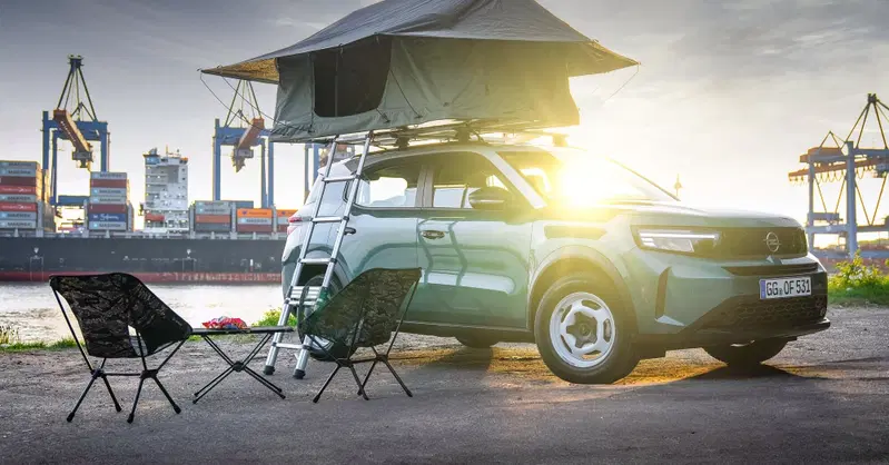 Opel Frontera a "due piani" con la tenda di Thule sul tetto, ottimo engineering
