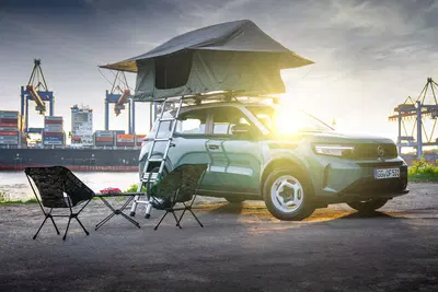 Opel Frontera a "due piani" con la tenda di Thule sul tetto, ottimo engineering