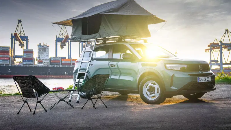 Opel Frontera a "due piani" con la tenda di Thule sul tetto, ottimo engineering