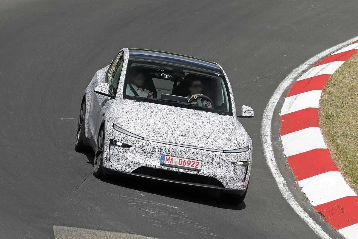 Tesla Model Y Performance: l’evoluzione sportiva della Juniper prende forma al Nurburgring [Foto Spia]