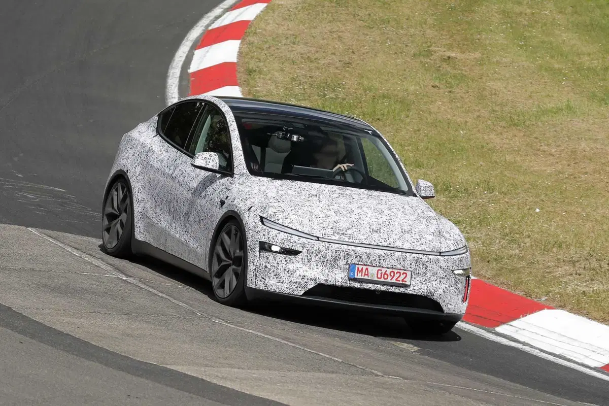 Tesla Model Y Performance: l’evoluzione sportiva della Juniper prende forma al Nurburgring [Foto Spia] (2)