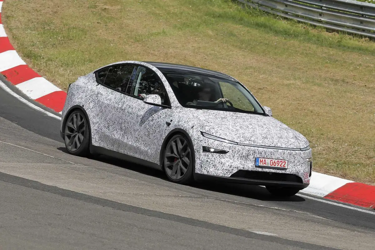 Tesla Model Y Performance: l’evoluzione sportiva della Juniper prende forma al Nurburgring [Foto Spia] (3)