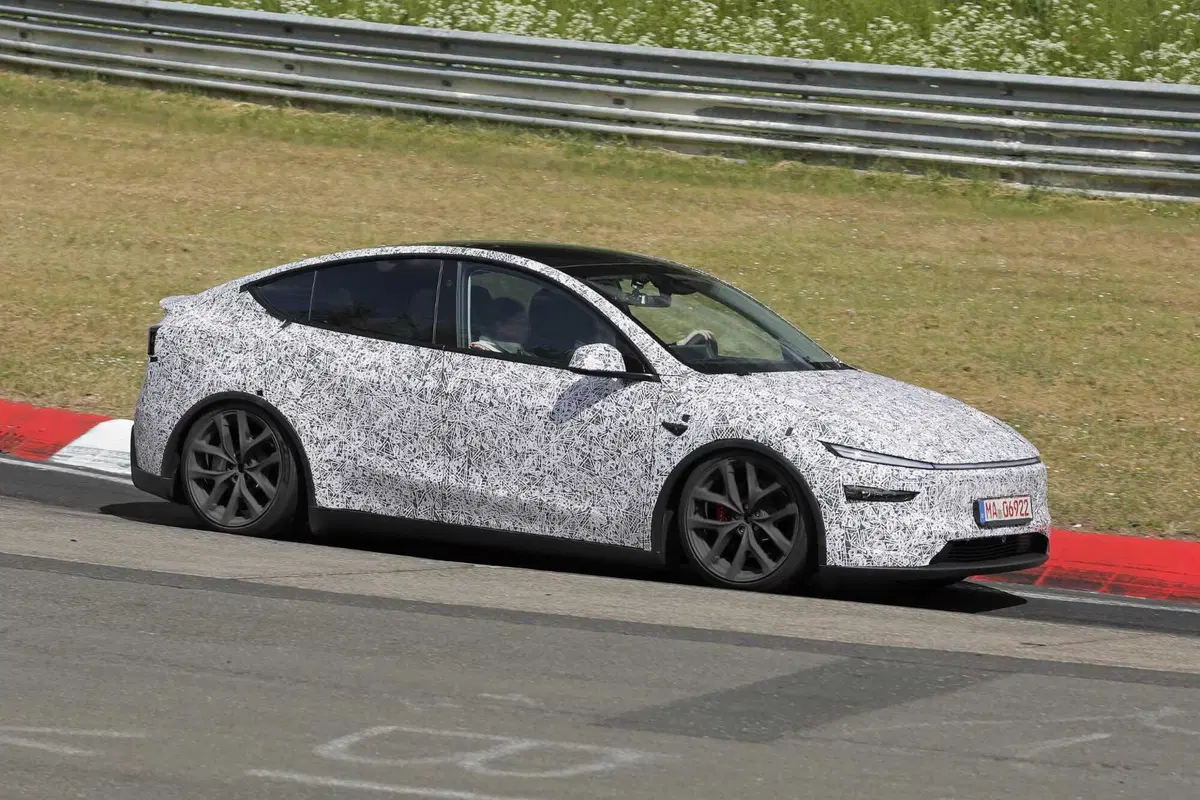 Tesla Model Y Performance: l’evoluzione sportiva della Juniper prende forma al Nurburgring [Foto Spia] (4)