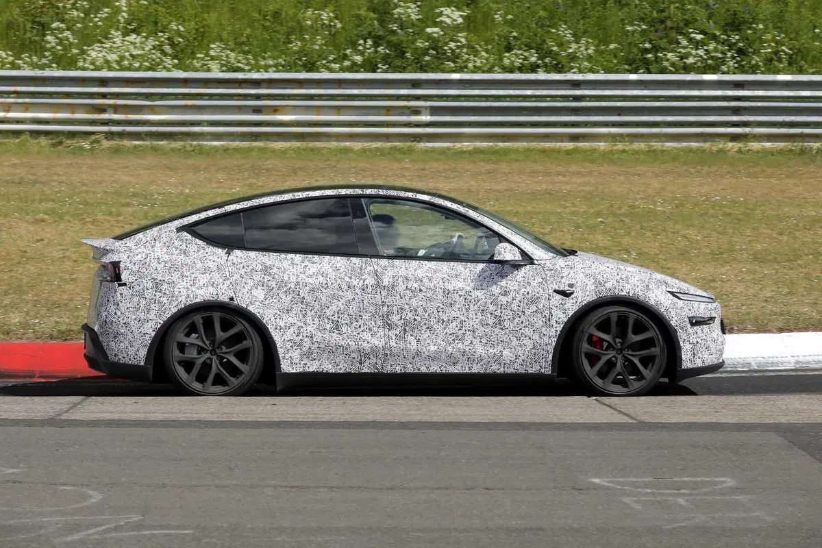 Tesla Model Y Performance: l’evoluzione sportiva della Juniper prende forma al Nurburgring [Foto Spia] (5)