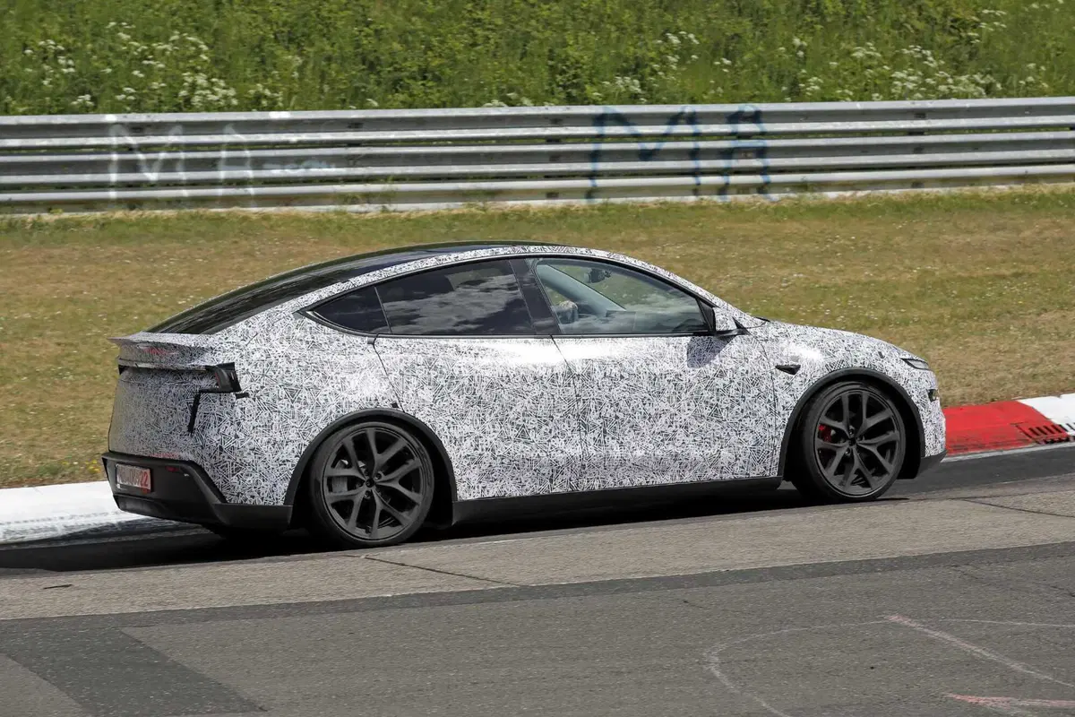 Tesla Model Y Performance: l’evoluzione sportiva della Juniper prende forma al Nurburgring [Foto Spia] (6)