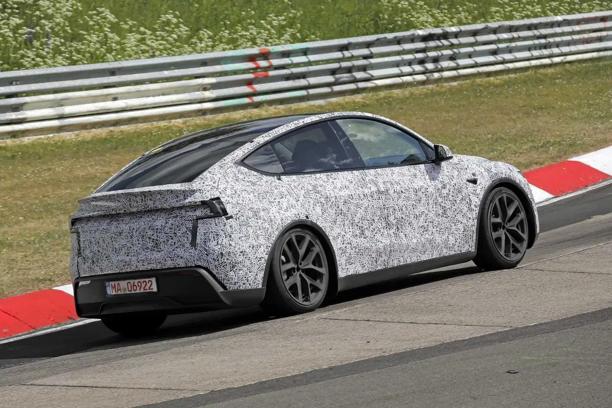 Tesla Model Y Performance: l’evoluzione sportiva della Juniper prende forma al Nurburgring [Foto Spia] (7)