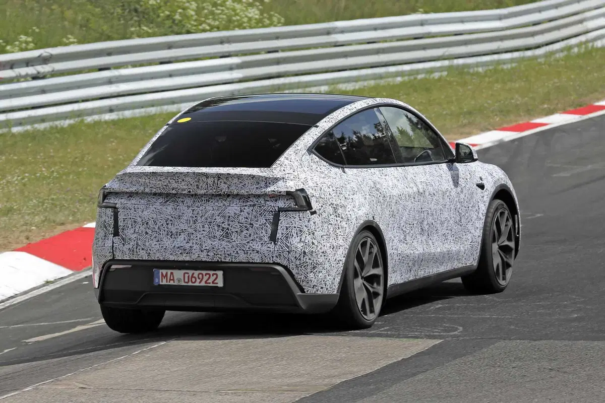 Tesla Model Y Performance: l’evoluzione sportiva della Juniper prende forma al Nurburgring [Foto Spia] (8)