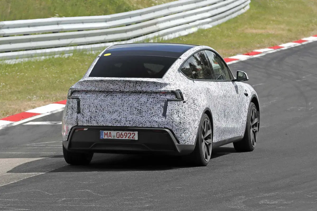 Tesla Model Y Performance: l’evoluzione sportiva della Juniper prende forma al Nurburgring [Foto Spia] (9)