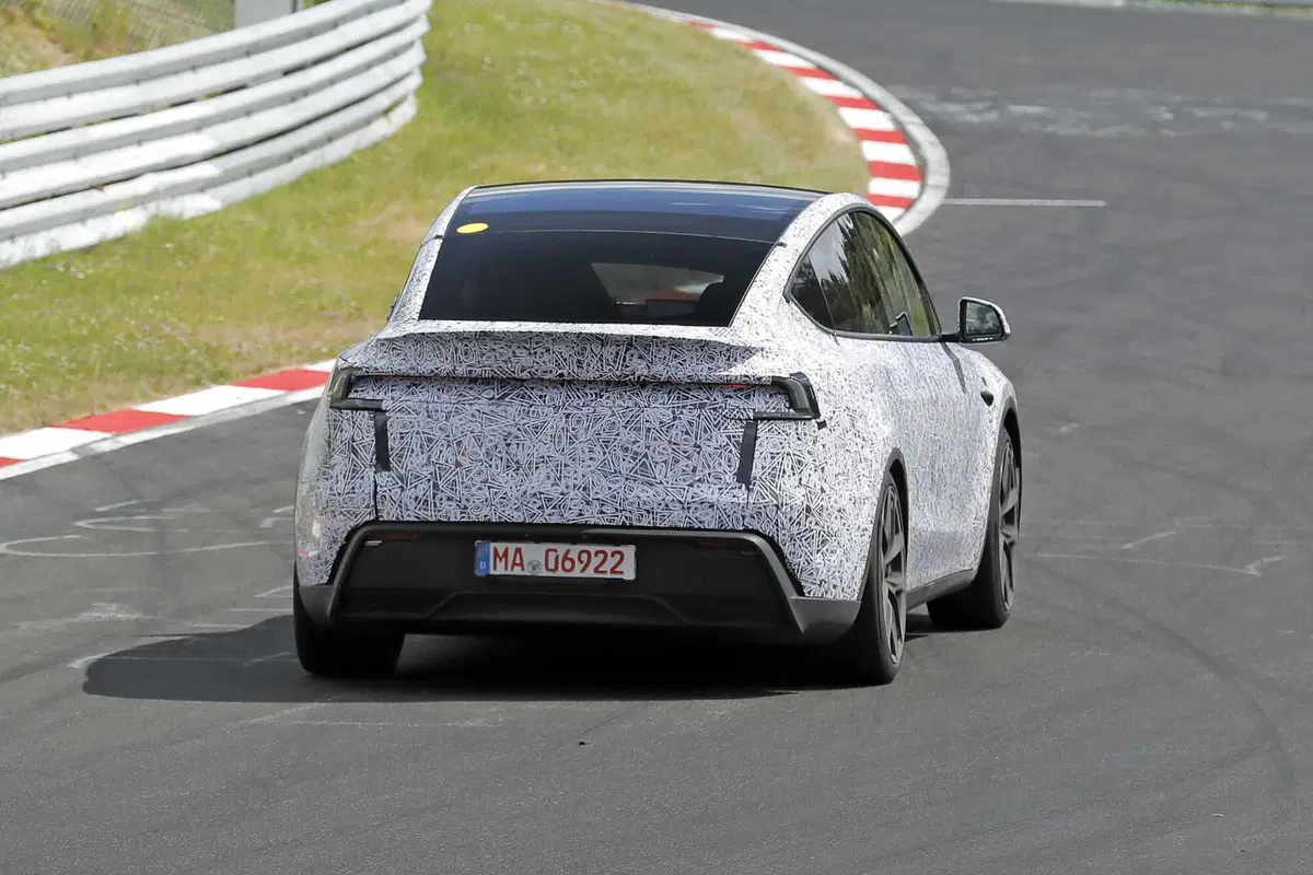 Tesla Model Y Performance: l’evoluzione sportiva della Juniper prende forma al Nurburgring [Foto Spia] (10)