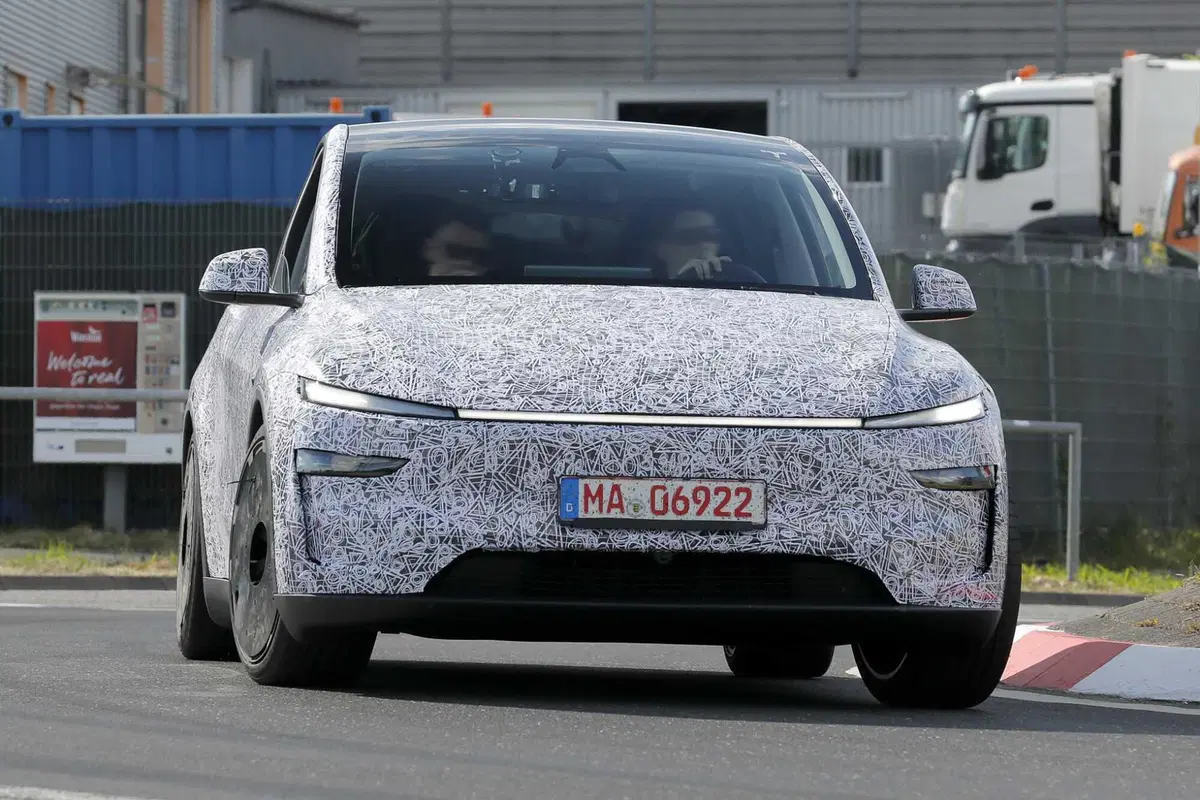 Tesla Model Y Performance: l’evoluzione sportiva della Juniper prende forma al Nurburgring [Foto Spia] (11)