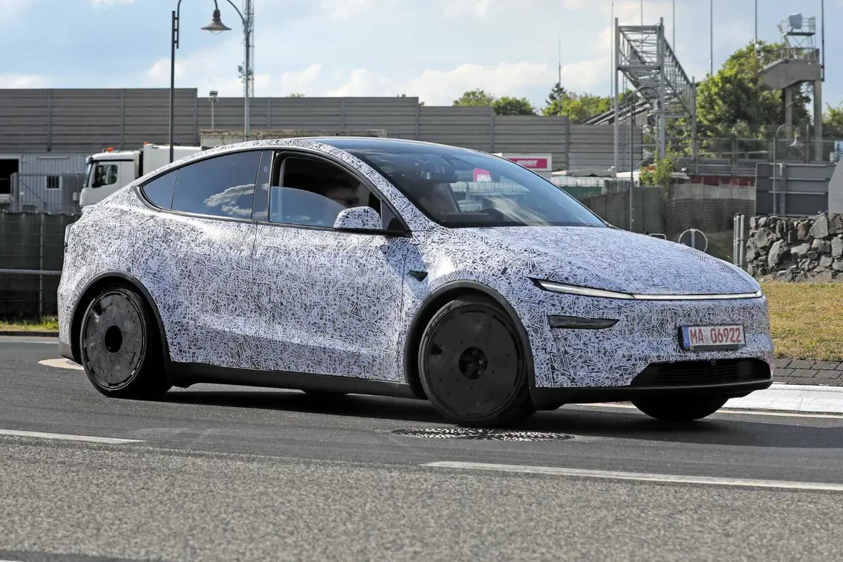 Tesla Model Y Performance: l’evoluzione sportiva della Juniper prende forma al Nurburgring [Foto Spia] (12)