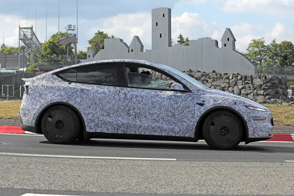 Tesla Model Y Performance: l’evoluzione sportiva della Juniper prende forma al Nurburgring [Foto Spia] (13)