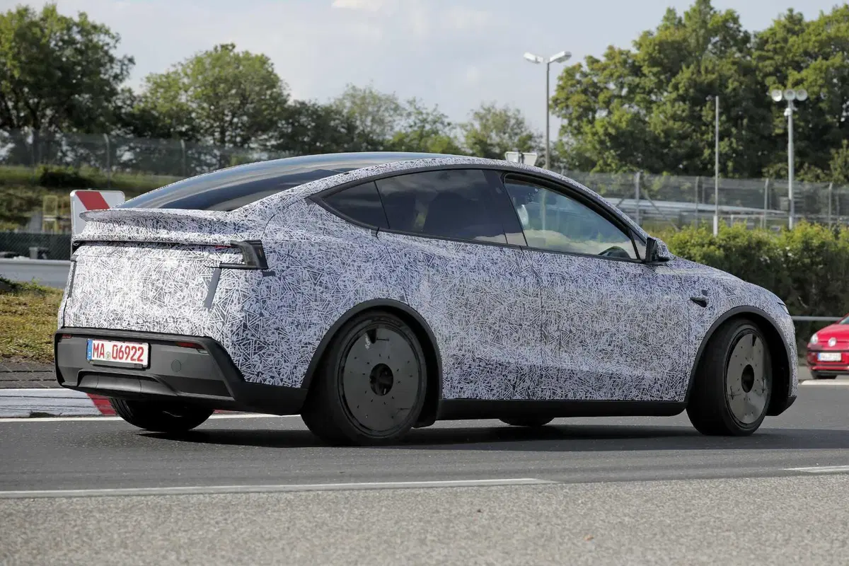 Tesla Model Y Performance: l’evoluzione sportiva della Juniper prende forma al Nurburgring [Foto Spia] (14)