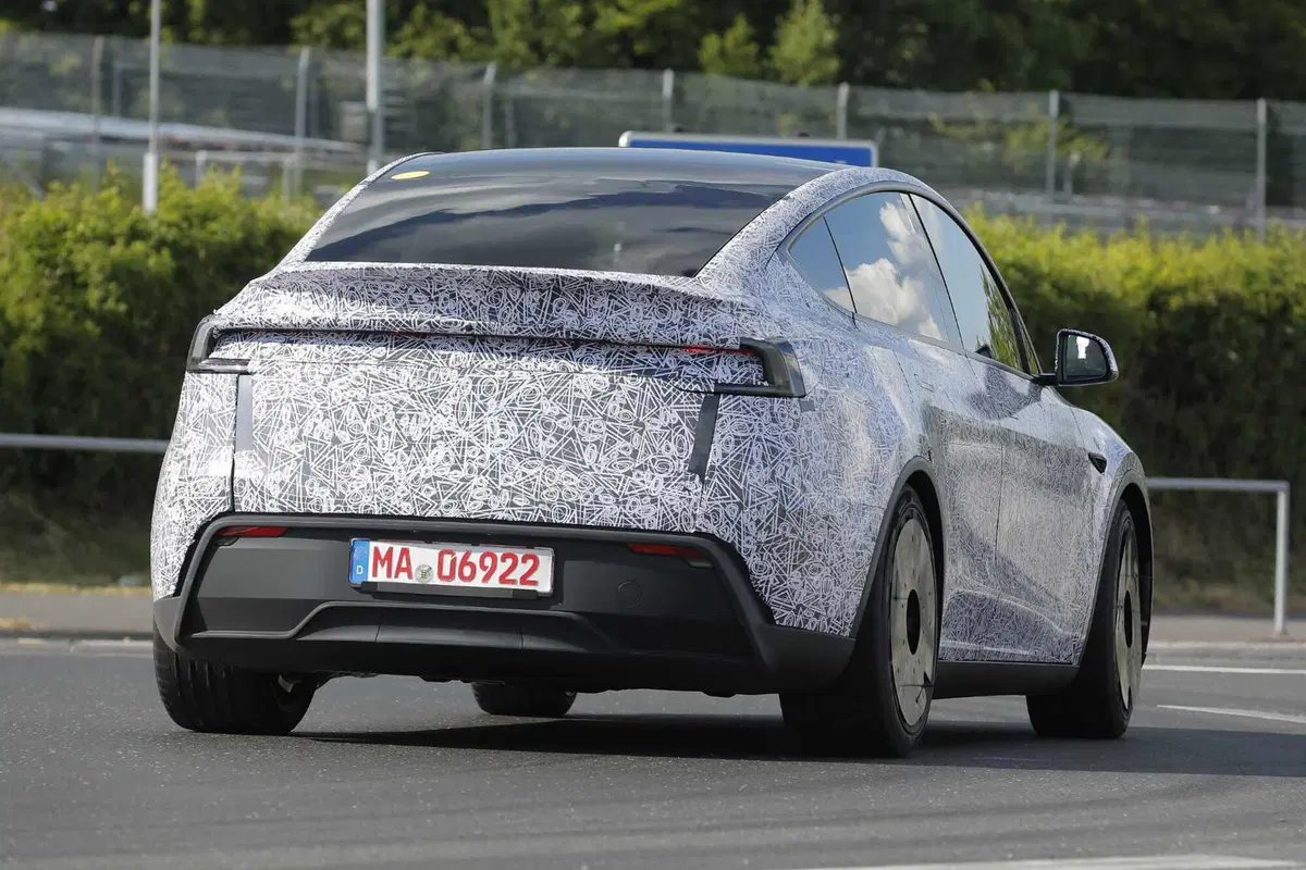 Tesla Model Y Performance: l’evoluzione sportiva della Juniper prende forma al Nurburgring [Foto Spia] (15)