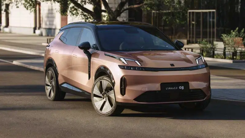 Lynk &amp; Co 08: l'ibrida plug-in da 200 km in elettrico e oltre 1.000 km di autonomia 