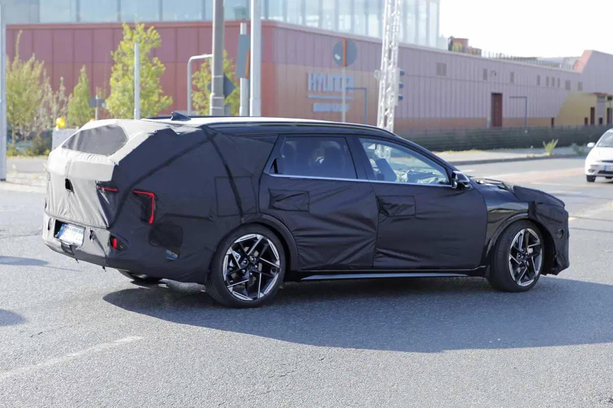 Sembra un miraggio, ma Kia non molla: la nuova Ceed shooting brake è in arrivo [Foto Spia] (7)