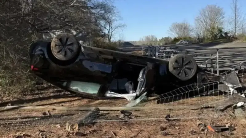 Tesla FSD: il video choc, il guidatore non ha tempo di reagire [VIDEO]