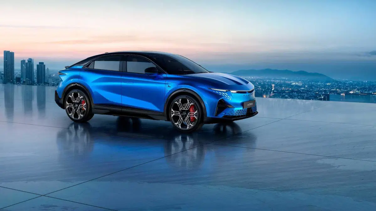 Alpine A390: la fastback elettrica che porta la guida da corsa su strada, con eleganza sartoriale [VIDEO] (4)