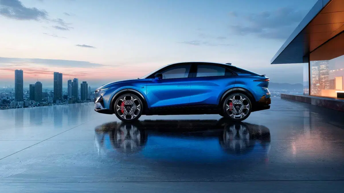 Alpine A390: la fastback elettrica che porta la guida da corsa su strada, con eleganza sartoriale [VIDEO] (5)