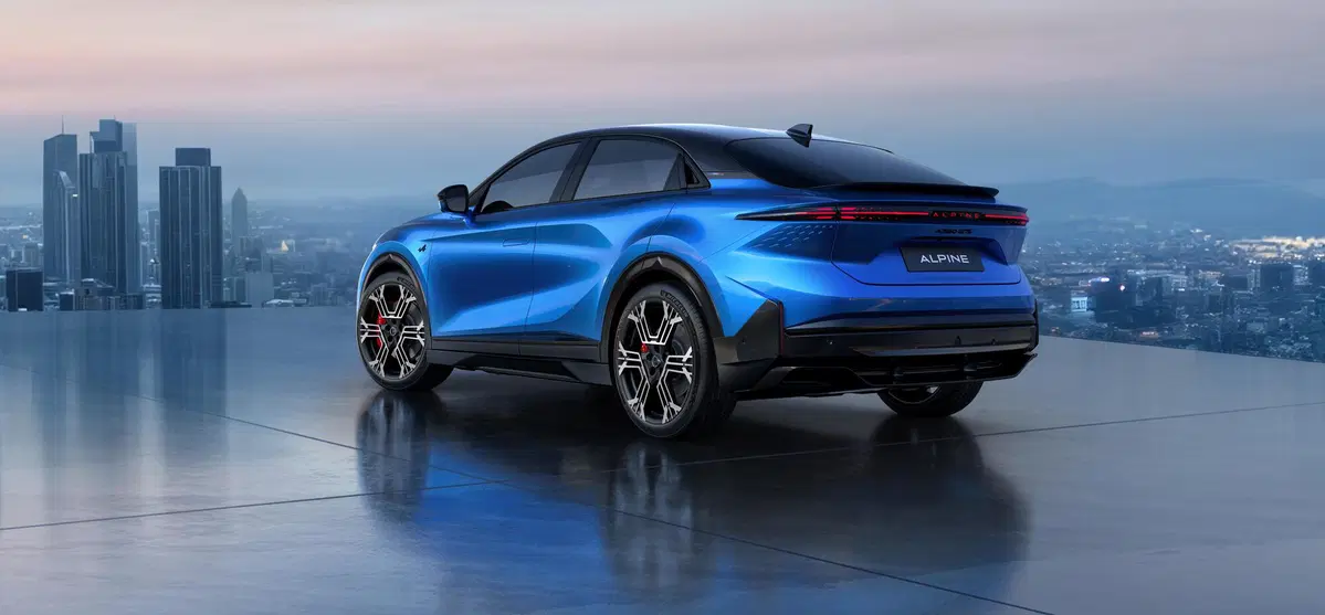 Alpine A390: la fastback elettrica che porta la guida da corsa su strada, con eleganza sartoriale [VIDEO] (7)