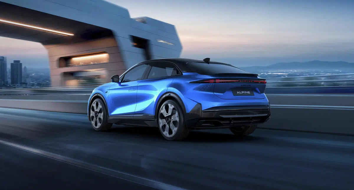 Alpine A390: la fastback elettrica che porta la guida da corsa su strada, con eleganza sartoriale [VIDEO] (10)