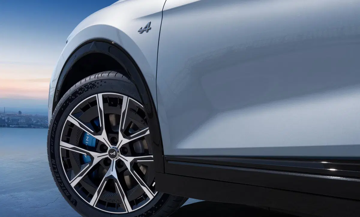 Alpine A390: la fastback elettrica che porta la guida da corsa su strada, con eleganza sartoriale [VIDEO] (15)