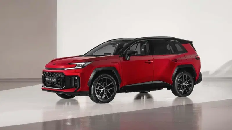 Nuova Toyota RAV4 2025: scende in Campo e le ha tutte contro. Top e Flop