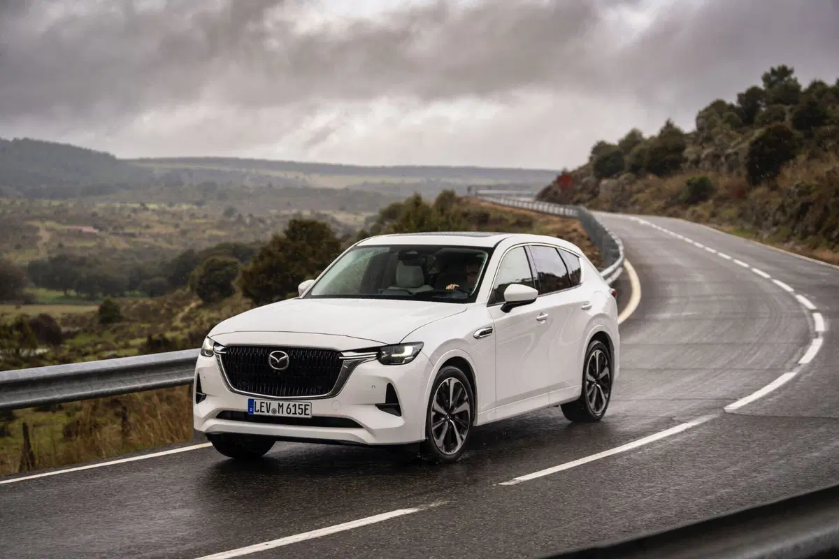 Nuova Mazda CX-60: le immagini degli esterni (3)
