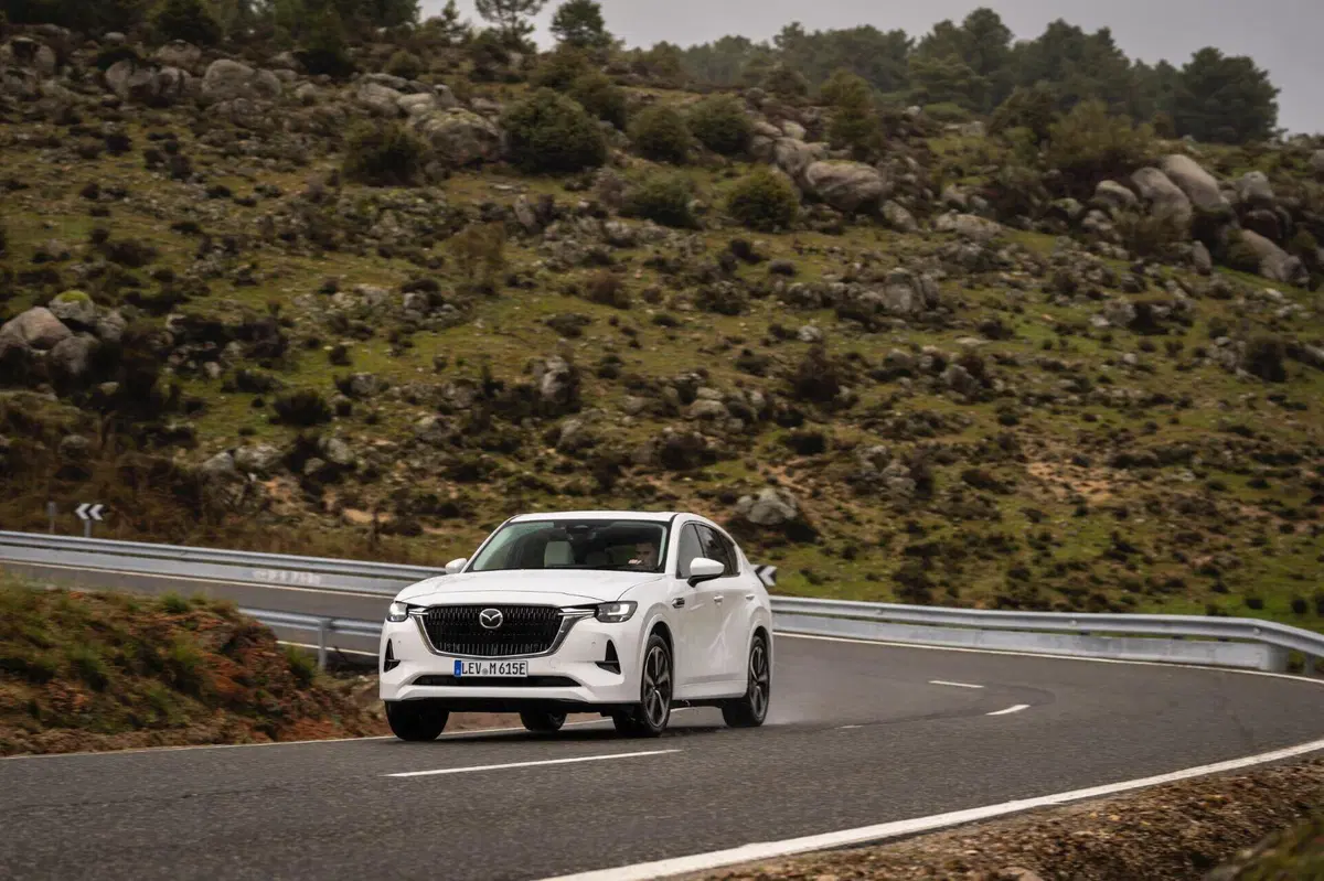 Nuova Mazda CX-60: le immagini degli esterni (2)