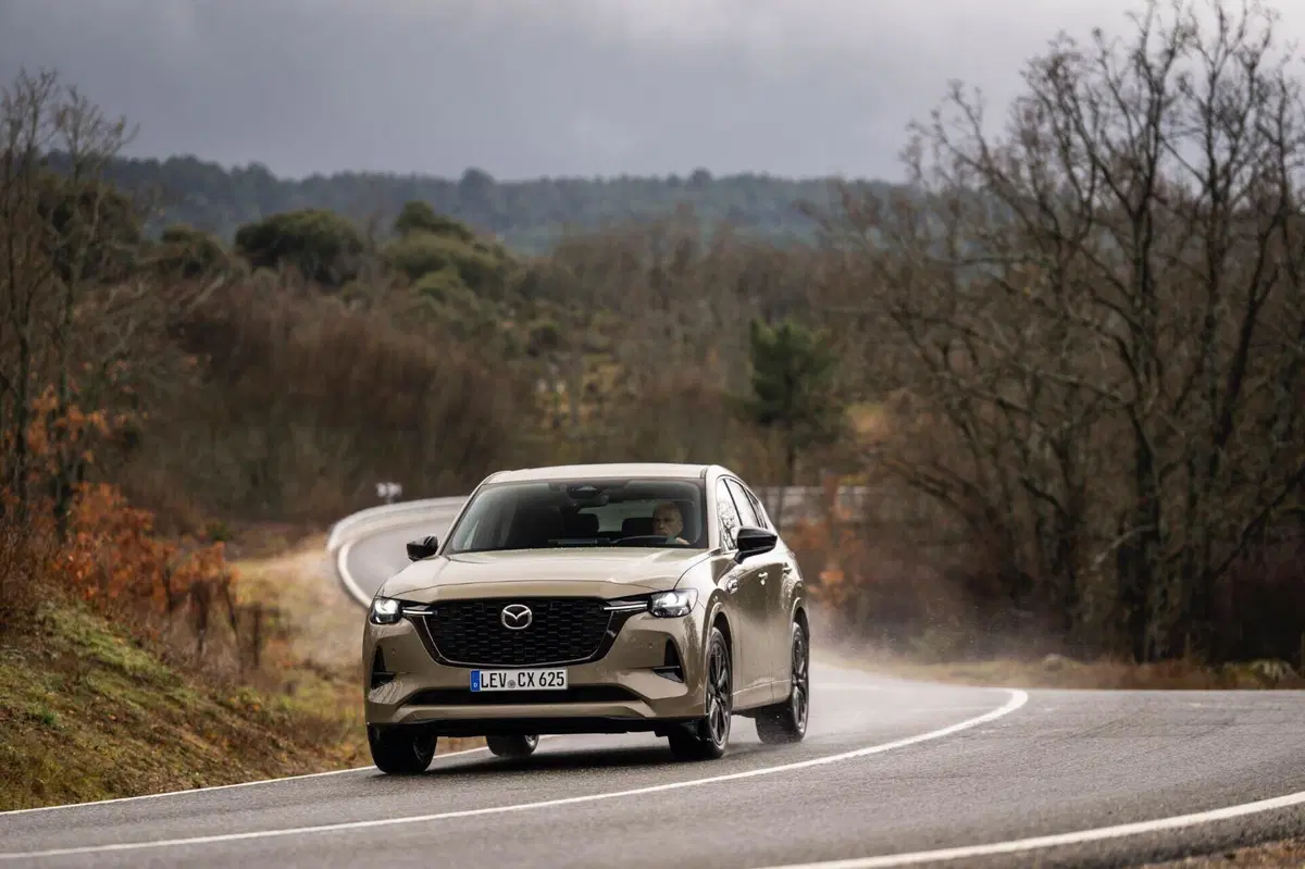 Nuova Mazda CX-60: le immagini degli esterni (23)