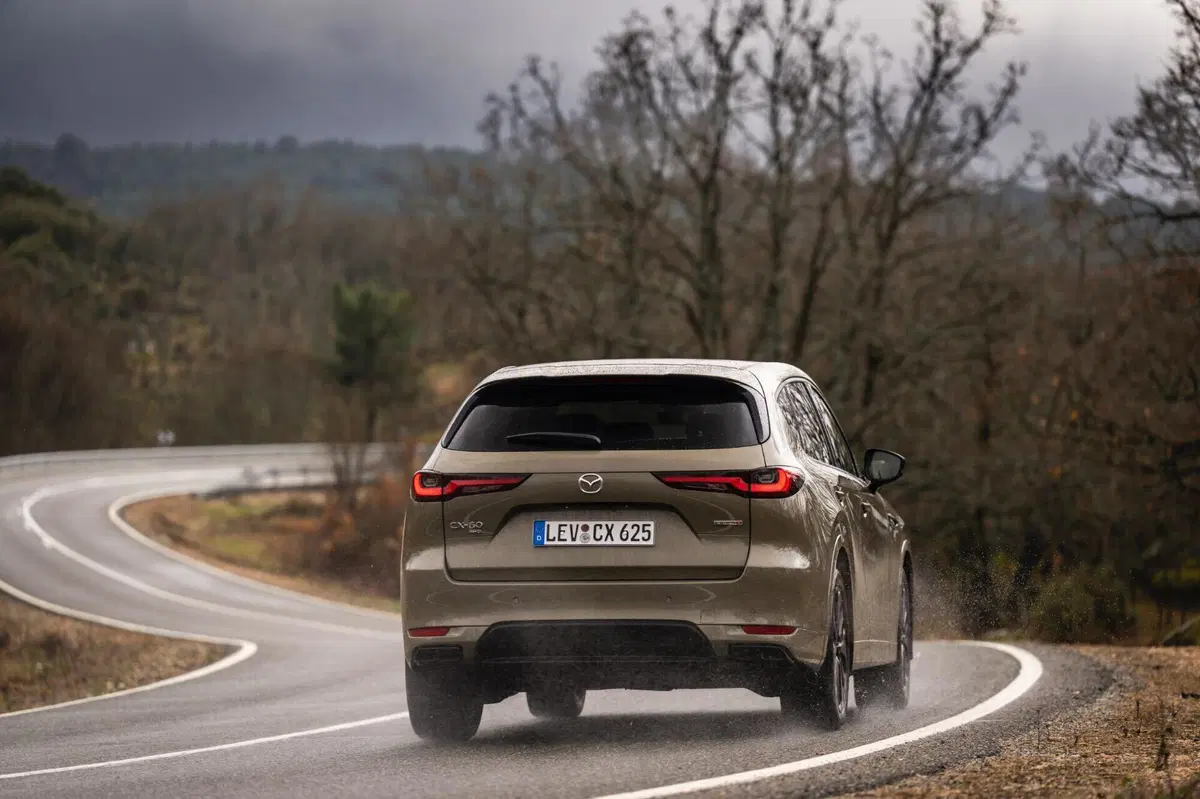 Nuova Mazda CX-60: le immagini degli esterni (24)