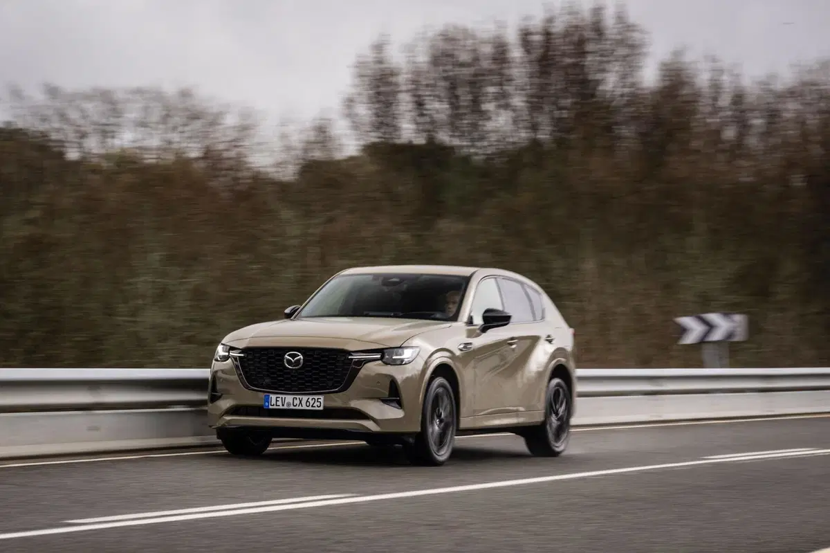 Nuova Mazda CX-60: le immagini degli esterni (25)