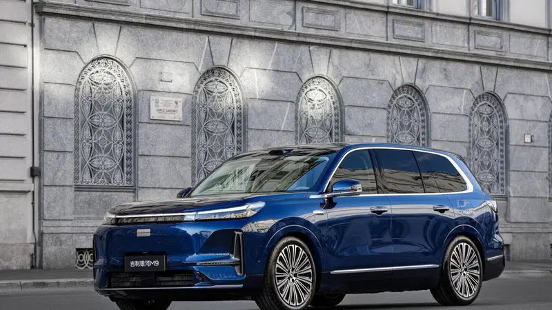 Geely M9: a qualcuno interessa ancora guidare? Guardate la plancia