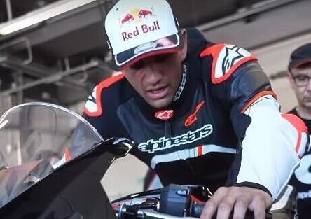 Martin è a Misano ed è sceso in pista per la festa Aprilia