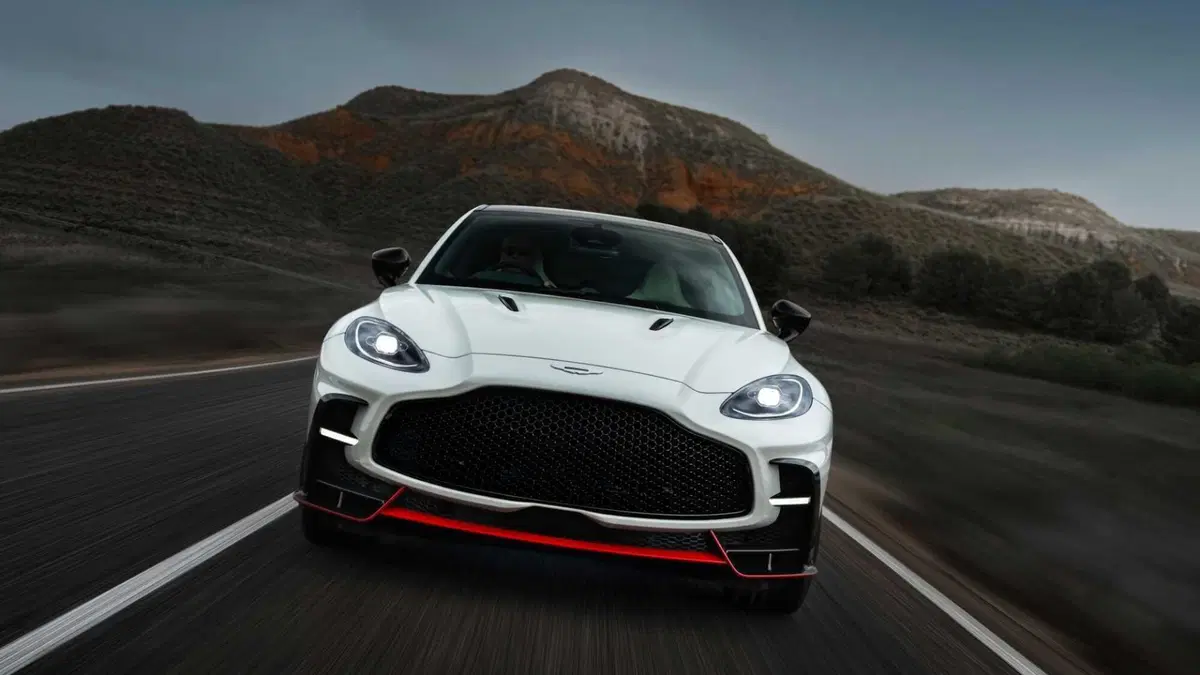 Aston Martin DBX (4)