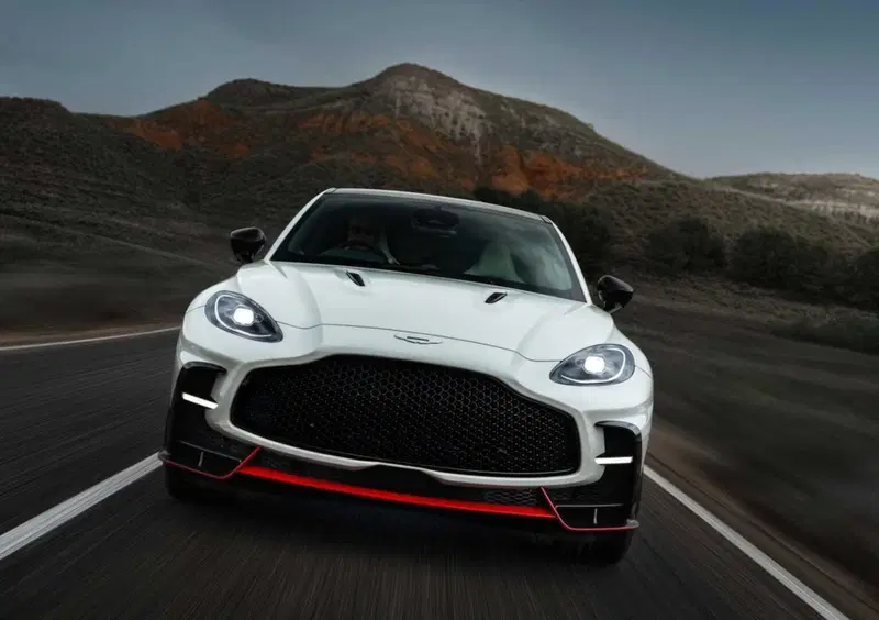 Aston Martin DBX (4)