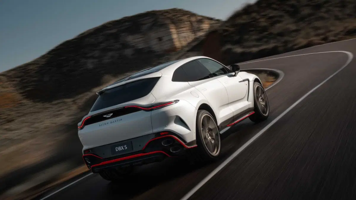 Aston Martin DBX (2)