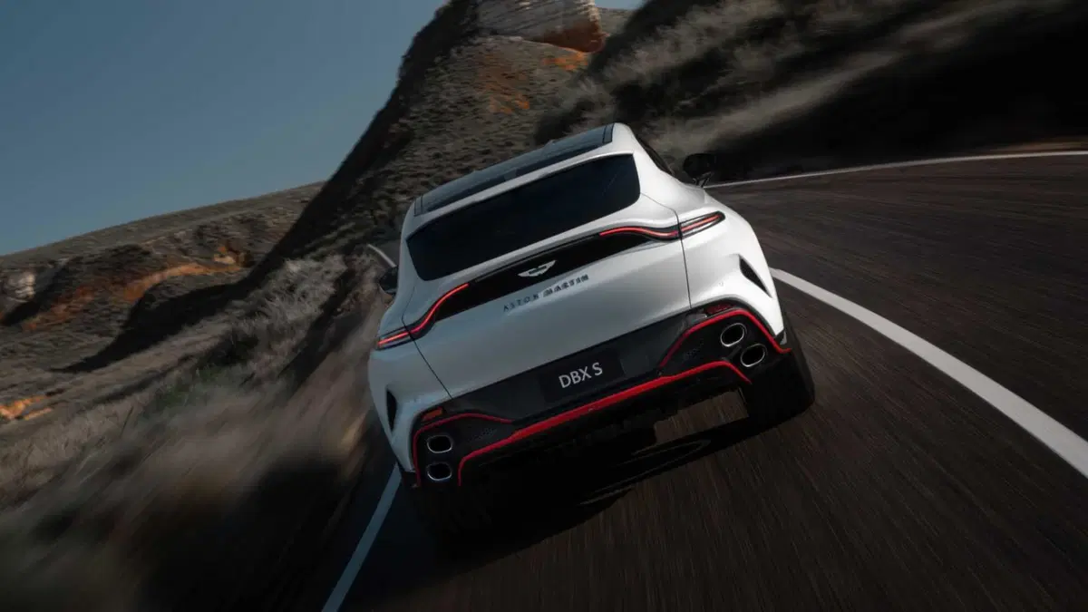 Aston Martin DBX (3)