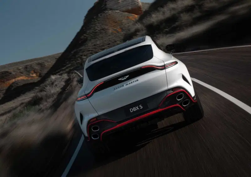 Aston Martin DBX (3)