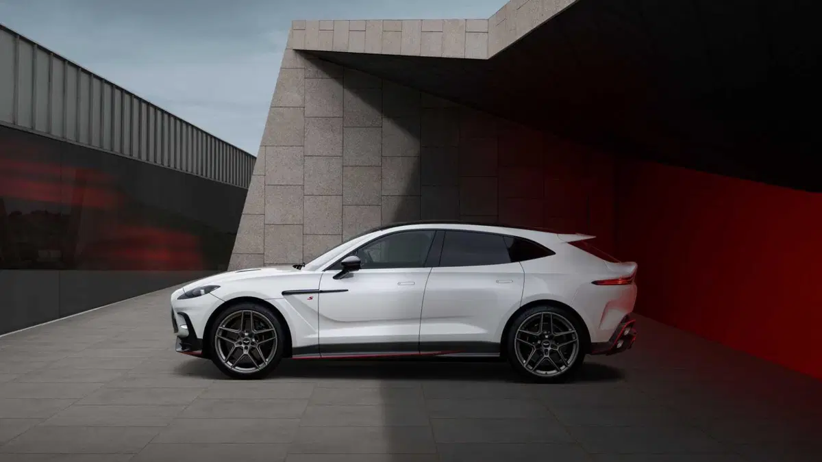 Aston Martin DBX (5)