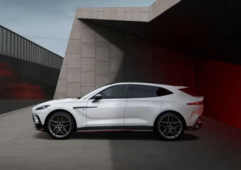 Aston Martin DBX (5)