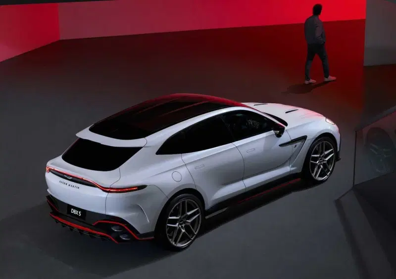 Aston Martin DBX (6)