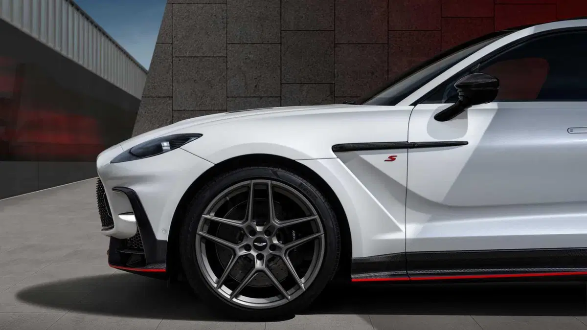 Aston Martin DBX (15)