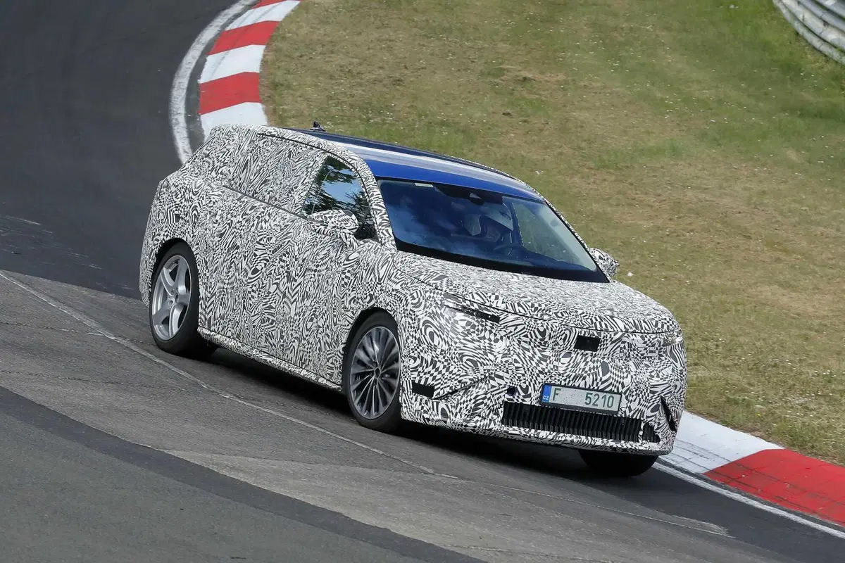 Skoda alza l’asticella: in arrivo il nuovo SUV elettrico a 7 posti [Foto Spia] (2)