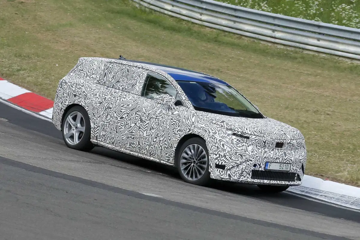 Skoda alza l’asticella: in arrivo il nuovo SUV elettrico a 7 posti [Foto Spia] (3)