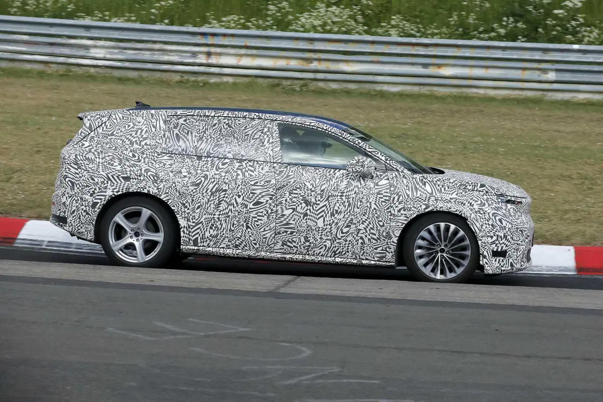 Skoda alza l’asticella: in arrivo il nuovo SUV elettrico a 7 posti [Foto Spia] (5)