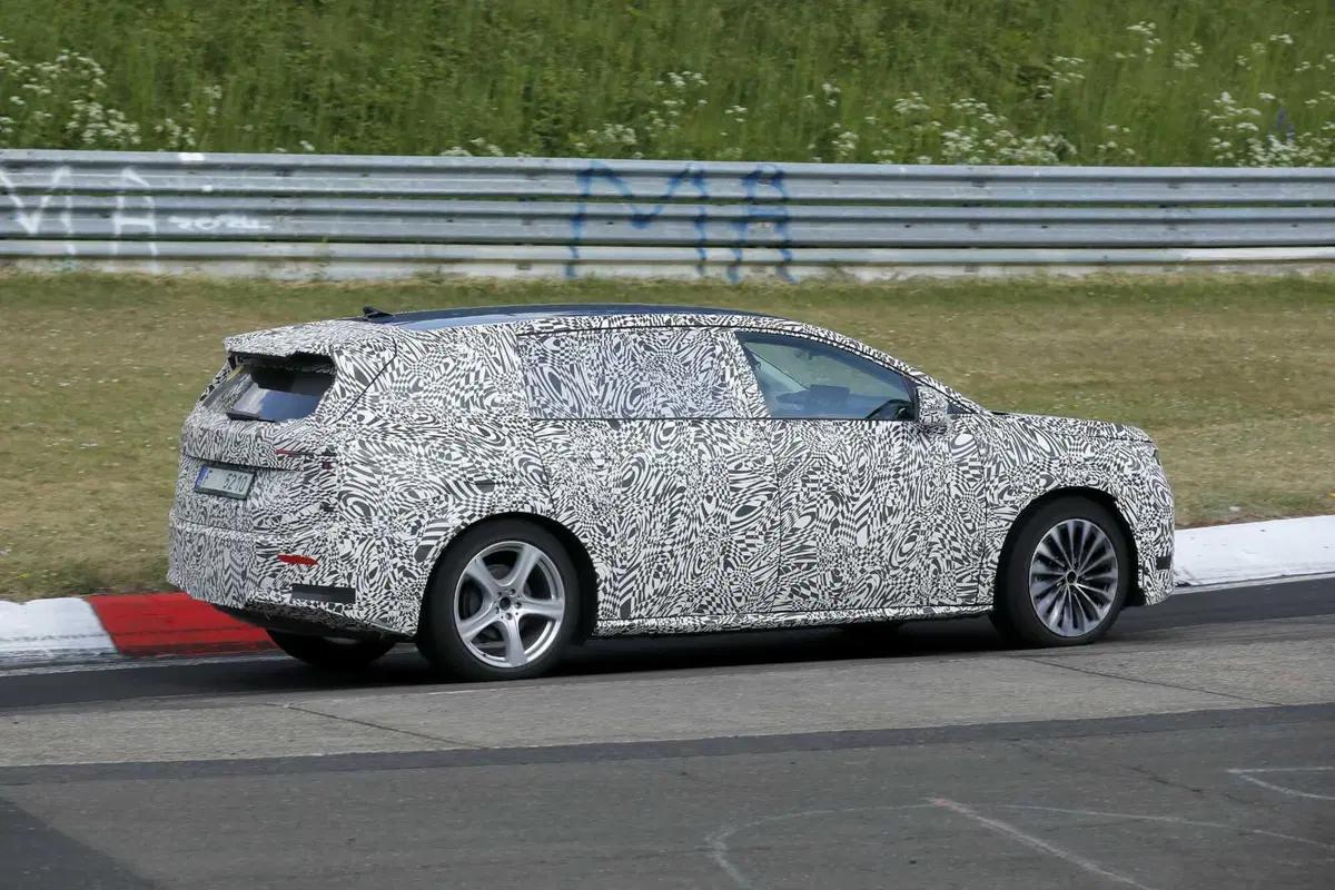 Skoda alza l’asticella: in arrivo il nuovo SUV elettrico a 7 posti [Foto Spia] (6)