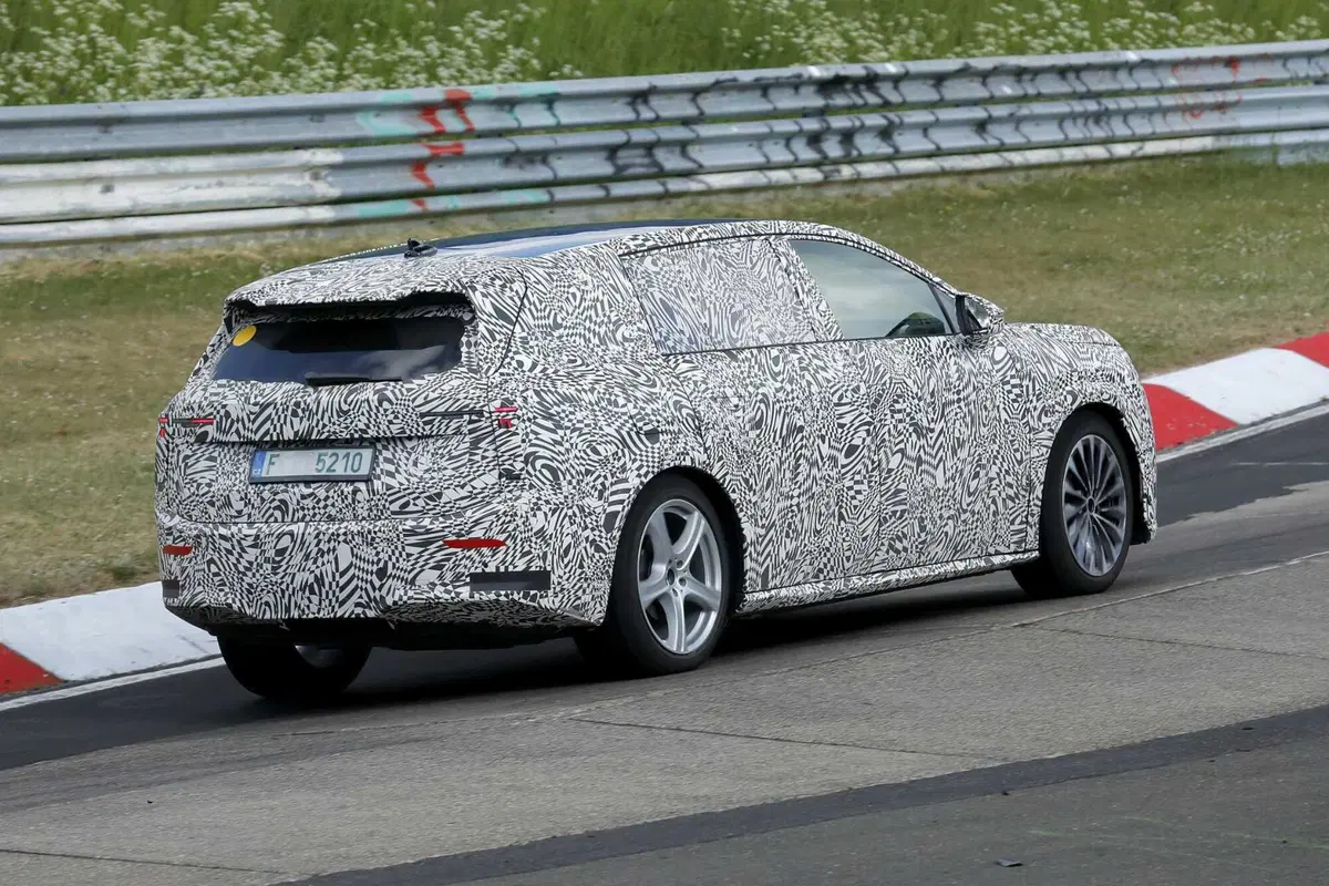 Skoda alza l’asticella: in arrivo il nuovo SUV elettrico a 7 posti [Foto Spia] (7)