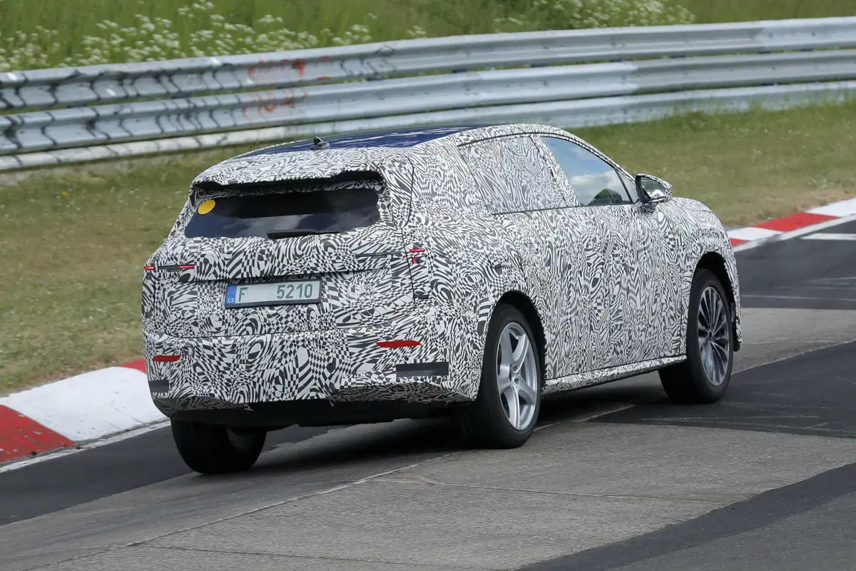 Skoda alza l’asticella: in arrivo il nuovo SUV elettrico a 7 posti [Foto Spia] (8)